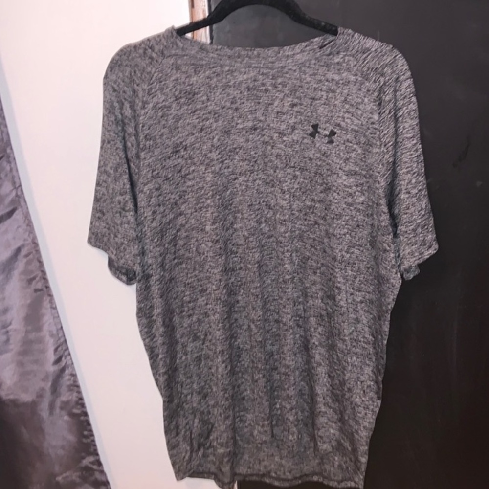 UNDER ARMOUR Heat Gear Dry fit Size LG Color Grey